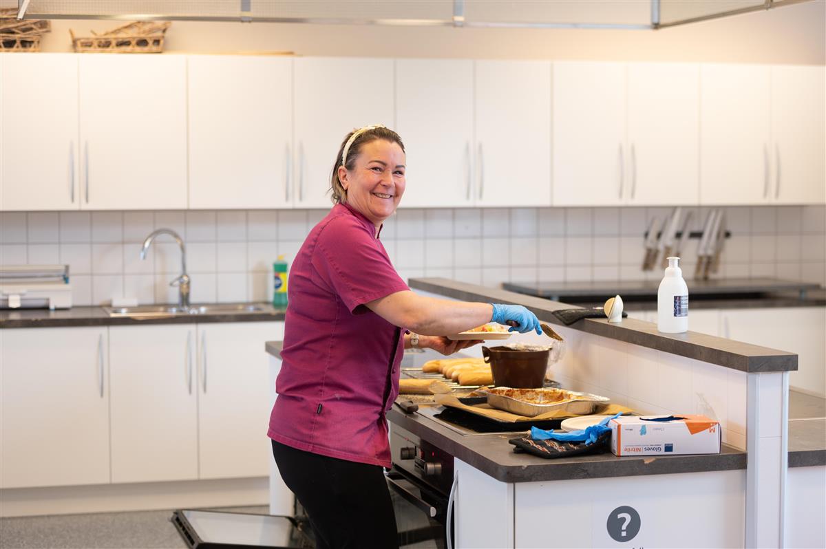 En person lager mat, foto - Klikk for stort bilde